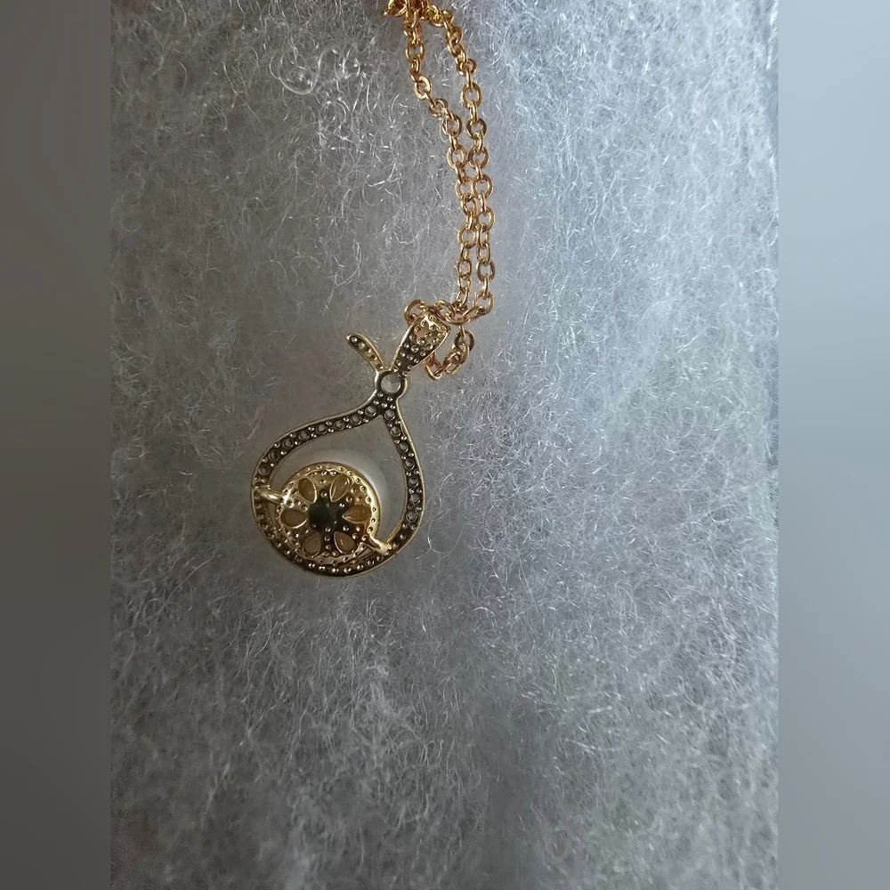 Elegant Gold and White Pearl Pendant Necklace - Picture 2 of 4